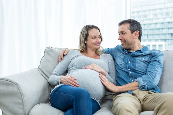 Casal olhando um para o outro — Fotografia de Stock