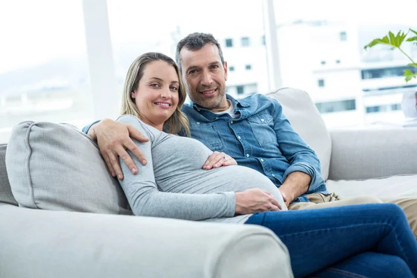 Casal sentado no sofá — Fotografia de Stock