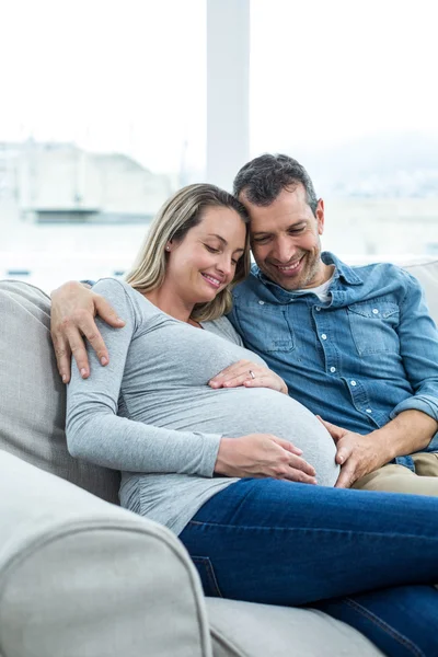 Par sittande på soffan — Stockfoto