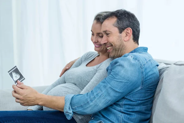 Paar kijken naar echografie — Stockfoto