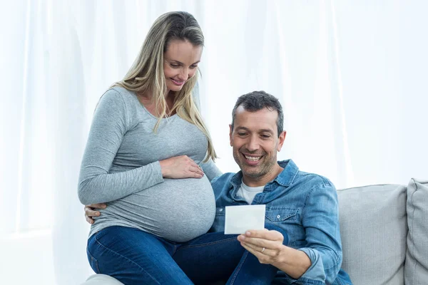 Couple looking at ultrasound scan — Stock Photo, Image