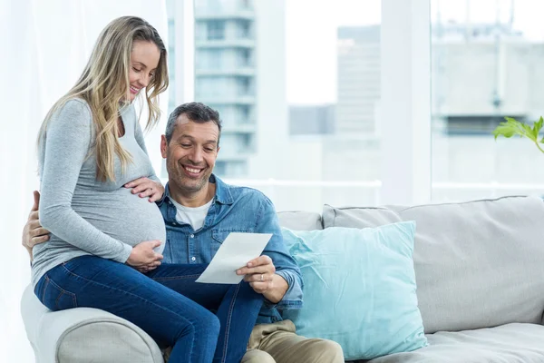 Paar kijken naar echografie — Stockfoto