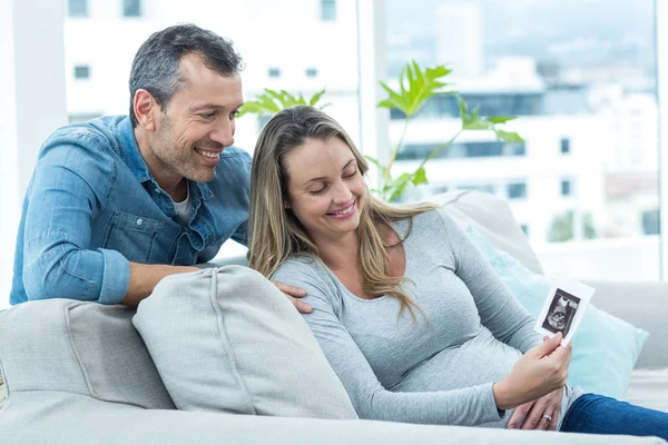 Couple looking at ultrasound scan — Stock Photo, Image