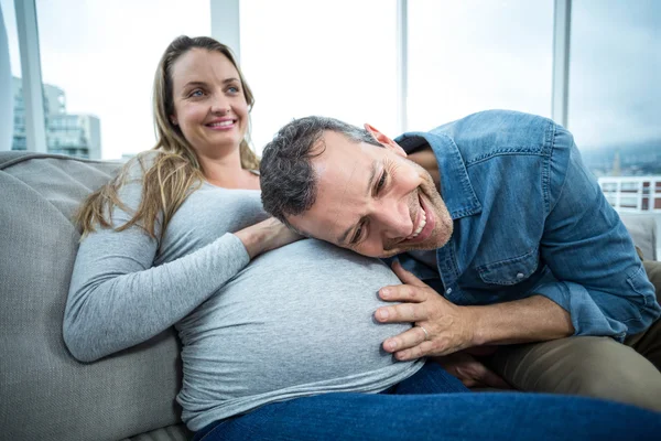 임신 여 대 위를 경청 하는 남자 — 스톡 사진