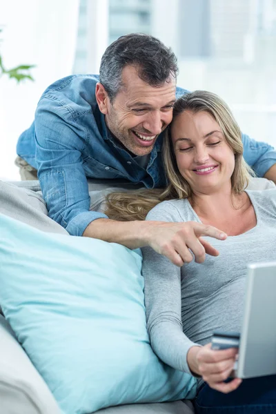 Paret tittar på laptop — Stockfoto