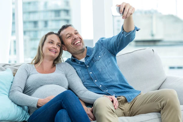 Dvojice s selfie na smartphone — Stock fotografie