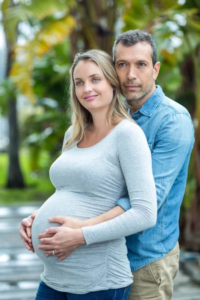 Casal abraçando uns aos outros — Fotografia de Stock