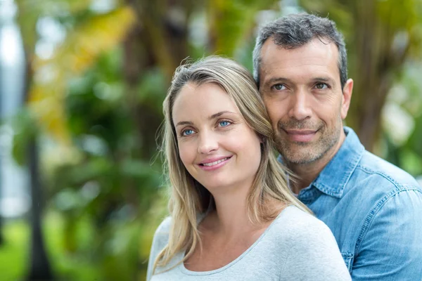 Casal olhando para longe e sorrindo — Fotografia de Stock