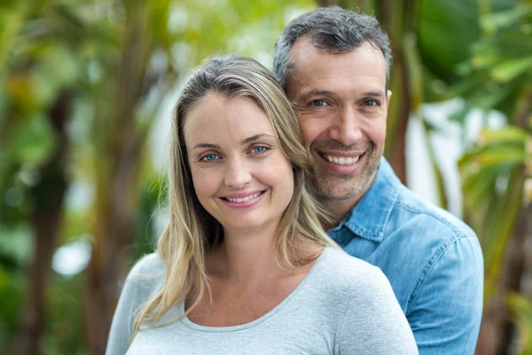 Paar blickt in die Kamera und lächelt — Stockfoto