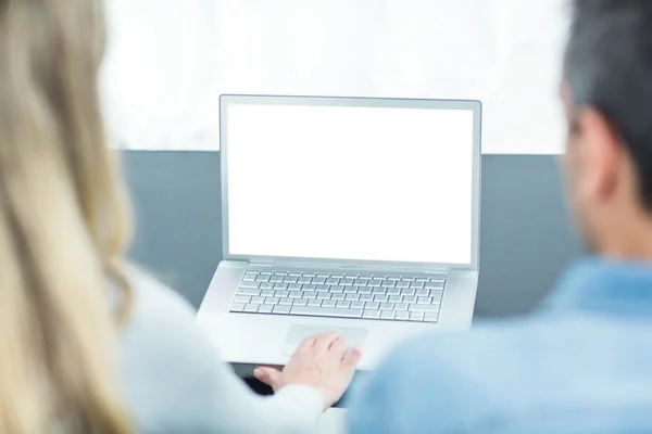 Couple using laptop in living room — Stock Photo, Image