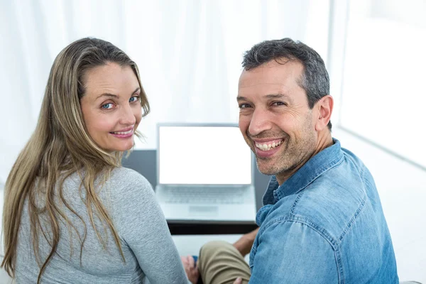 Par med laptop i vardagsrum — Stockfoto