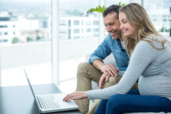 Paar laptop met woonkamer — Stockfoto