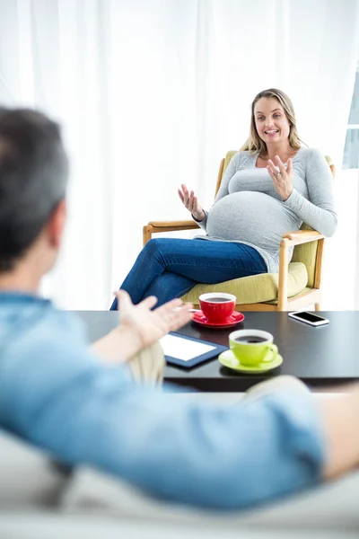 Femme enceinte interagissant avec l'homme — Photo