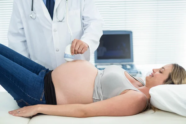 Schwangere erhält Ultraschallbehandlung — Stockfoto