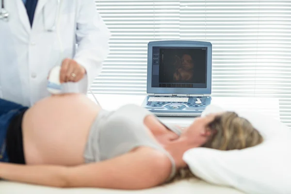 Kobieta w ciąży otrzymujących leczenie ultradźwiękami — Zdjęcie stockowe