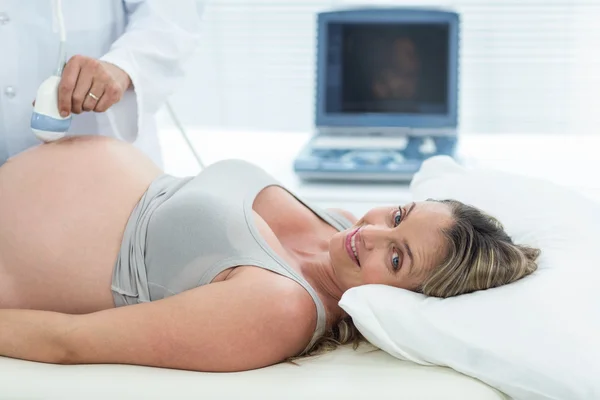 Έγκυος γυναίκα λαμβάνει θεραπεία υπερήχων — Φωτογραφία Αρχείου