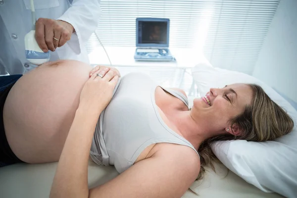 Pregnant woman receiving ultrasound treatment — Stock Photo, Image