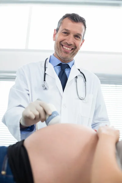 Mujer embarazada que recibe tratamiento por ultrasonido — Foto de Stock