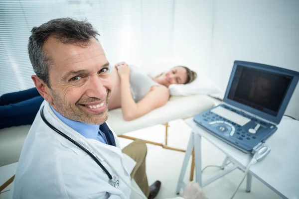 Těhotná žena léčeni ultrazvuk — Stock fotografie
