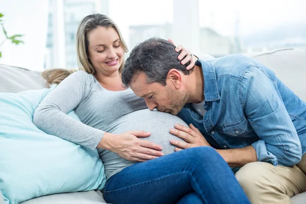 Homem beijando mulheres grávidas estômago — Fotografia de Stock