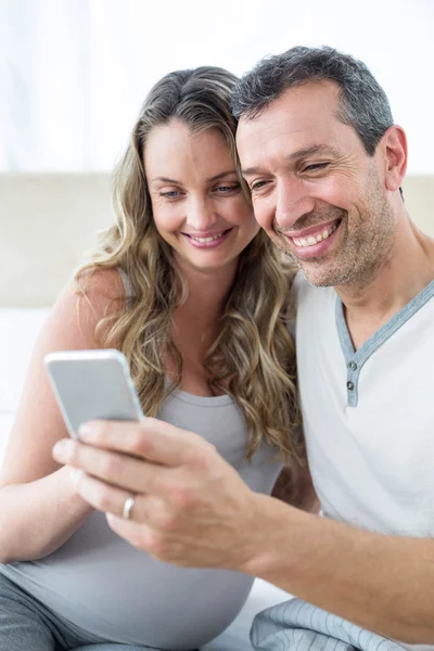 Paar kijken naar smartphone — Stockfoto