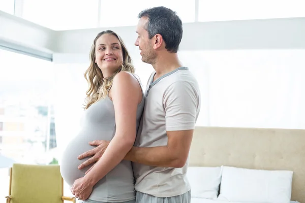 Man anläggningen gravida kvinnans mage — Stockfoto