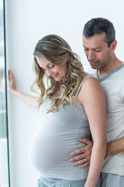 Ο άνθρωπος εκμετάλλευση γυναικείο έγκυος στομάχι — Φωτογραφία Αρχείου
