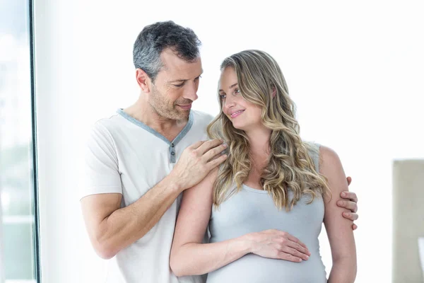 Casal olhando um para o outro e sorrindo — Fotografia de Stock