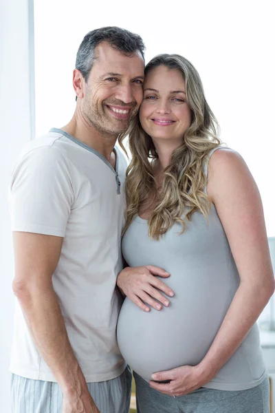 Casal abraçando uns aos outros — Fotografia de Stock