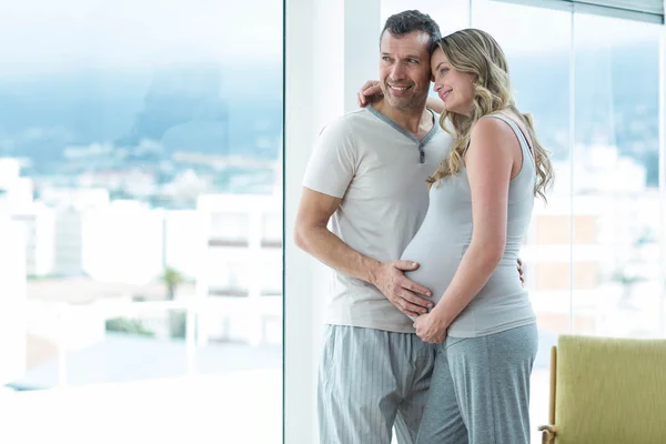 Hombre sosteniendo mujeres embarazadas estómago —  Fotos de Stock