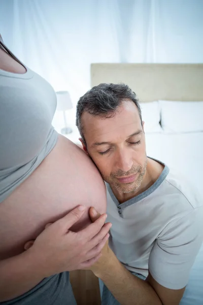 Paar verwachten baby — Stockfoto