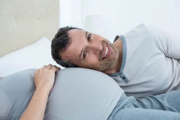 Mann hört Schwangeren auf den Bauch — Stockfoto