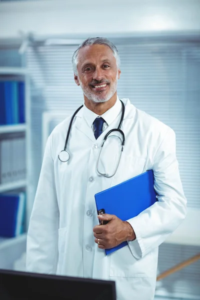 Médico feliz segurando prancheta — Fotografia de Stock