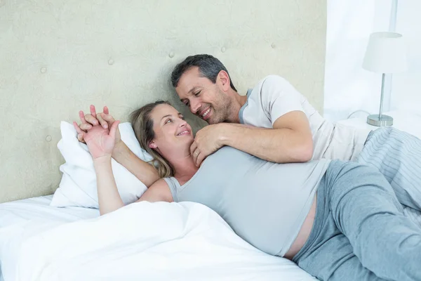Ожидается, что пара будет лежать на кровати и болтать — стоковое фото