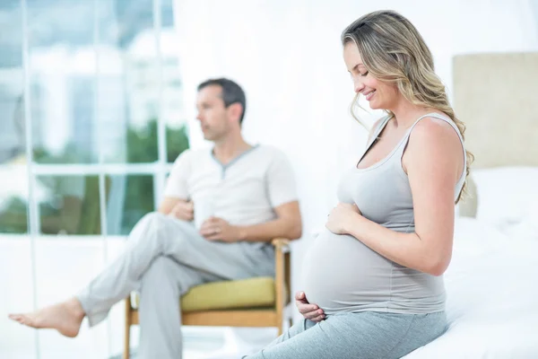 Mujer embarazada tocando su vientre — Foto de Stock