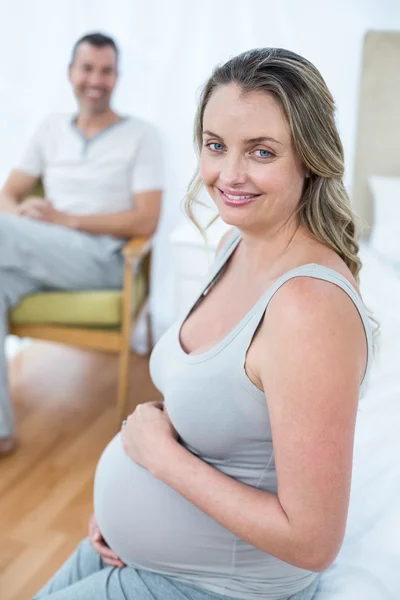 Schwangere berührt ihren Bauch — Stockfoto