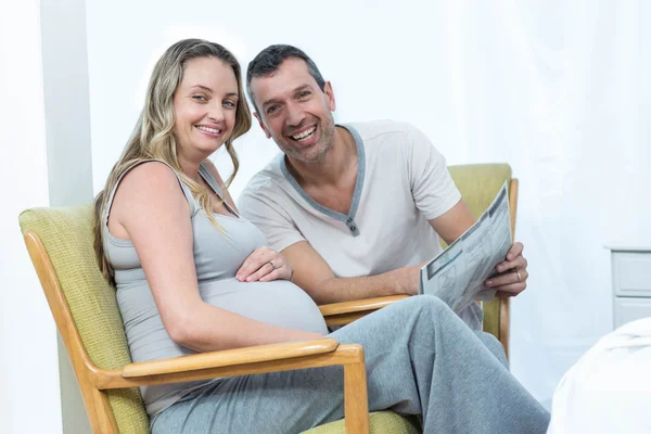 Attendre couple assis sur la chaise — Photo