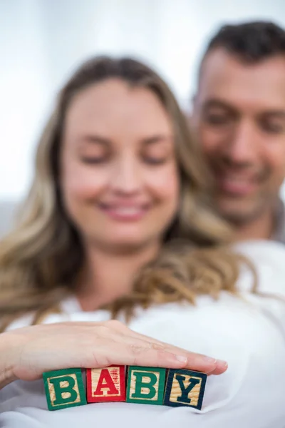 Donna incinta con cubi per bambini — Foto Stock