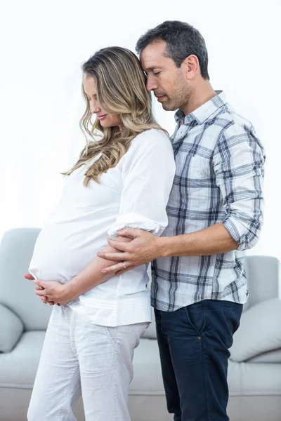 Pareja feliz esperando al bebé — Foto de Stock