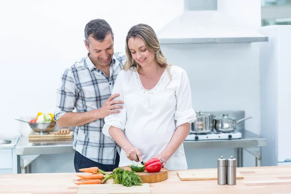 Mulher grávida ocupada na cozinha — Fotografia de Stock