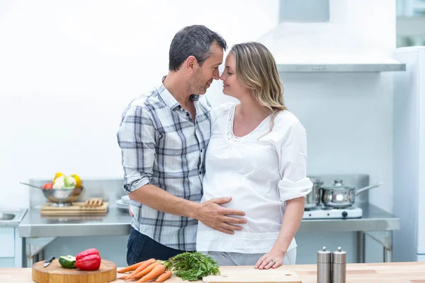 Mens oog in oog met zwangere vrouw — Stockfoto