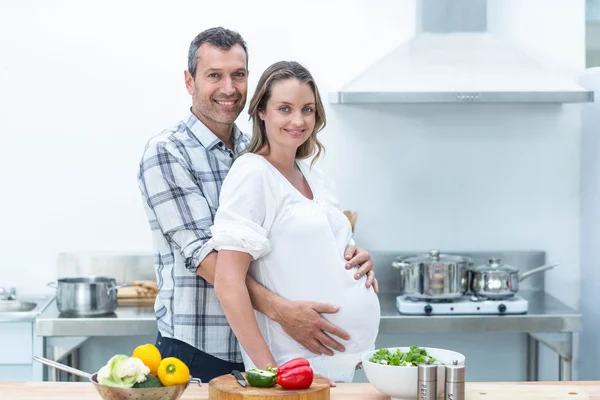 Pregnant couple in kitchen — Stock Photo, Image