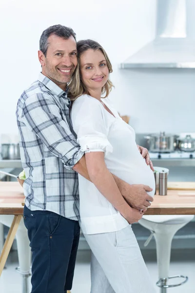 Pareja embarazada en la cocina —  Fotos de Stock
