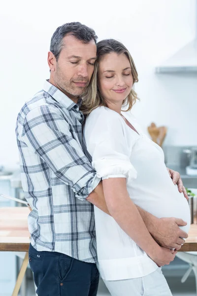 Έγκυος ζευγάρι στην κουζίνα — Φωτογραφία Αρχείου