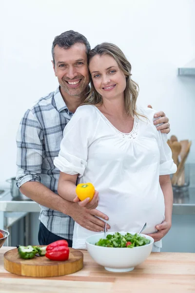 Pregnant couple in kitchen — Stock Photo, Image