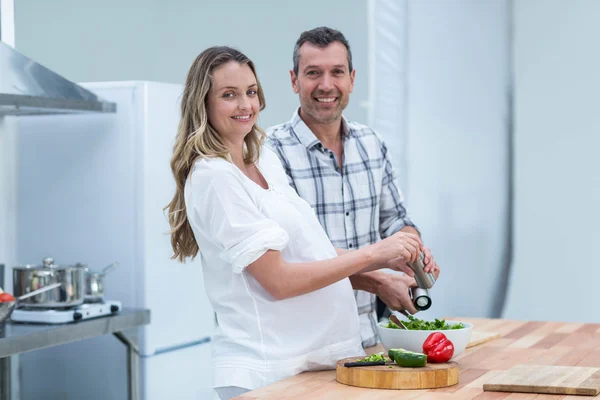 Retrato de casal grávida na cozinha — Fotografia de Stock