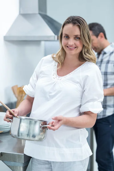 Zwangere vrouw bezig in de keuken — Stockfoto