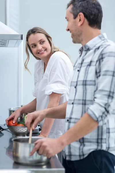 Uomo aiutare la donna incinta preparare il cibo — Foto Stock