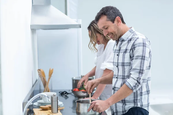 Hombre ayudando a la mujer embarazada a preparar alimentos —  Fotos de Stock