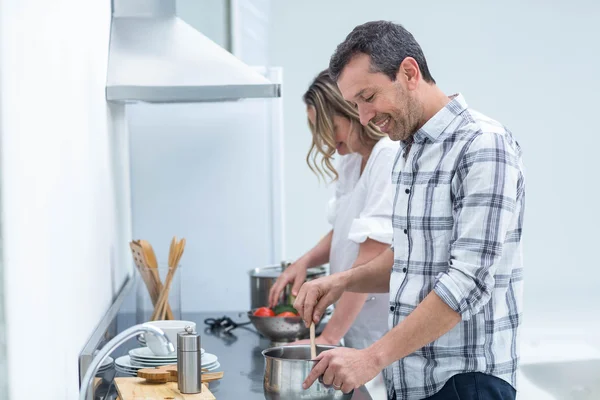 Uomo aiutare la donna incinta preparare il cibo — Foto Stock